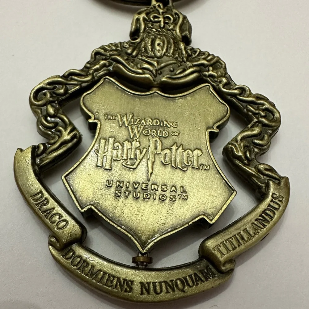 NWOT Universal Studios The Wizarding World of Harry Potter Crest Keychain